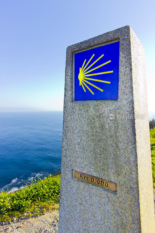 西班牙加利西亚的菲尼斯特雷海角，大西洋视角，A Coruña省。圣地亚哥之路的终点里程碑。